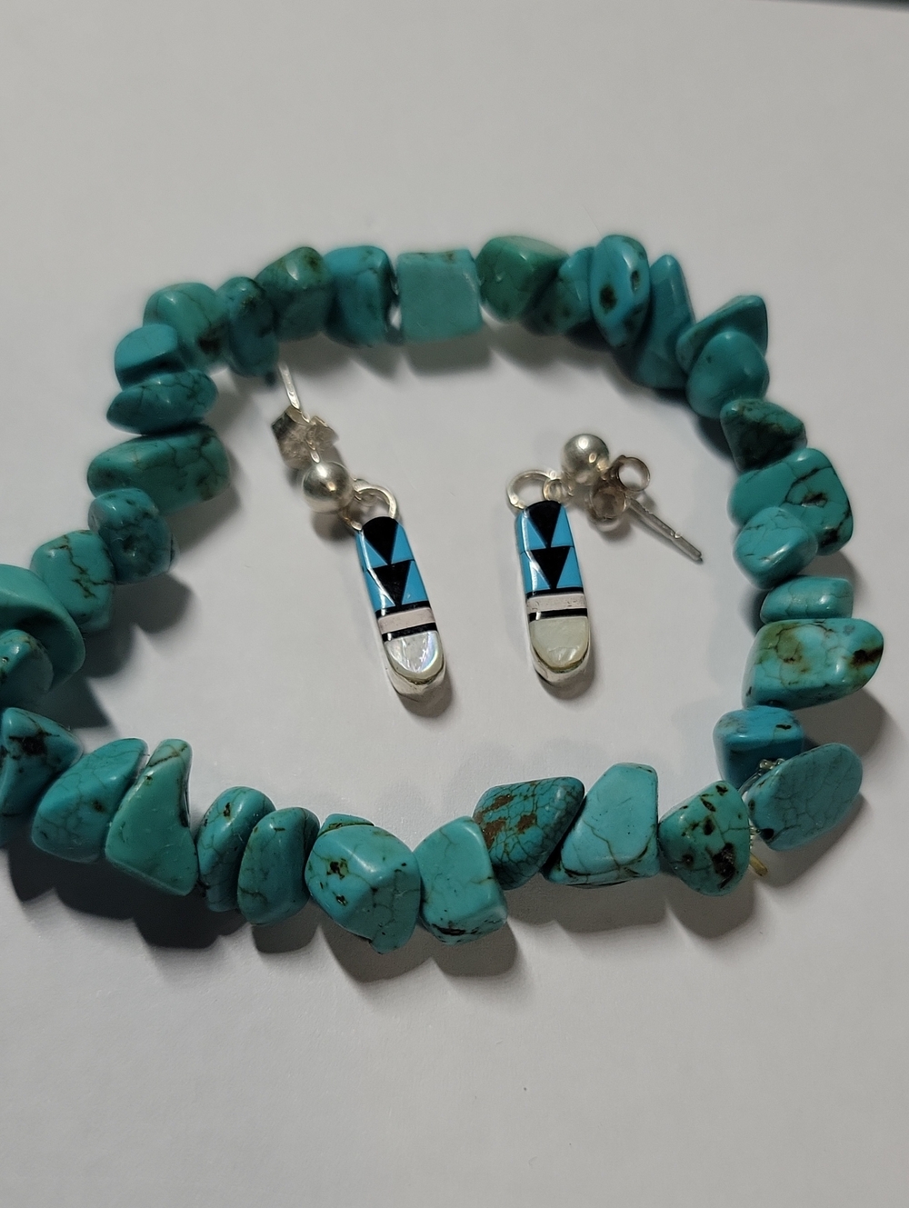 Turquoise Chip Stretch Bracelet with Inlay Silver Drop Earrings